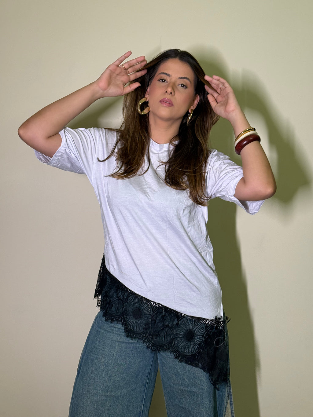 Camiseta Feminina Assimétrica com Renda