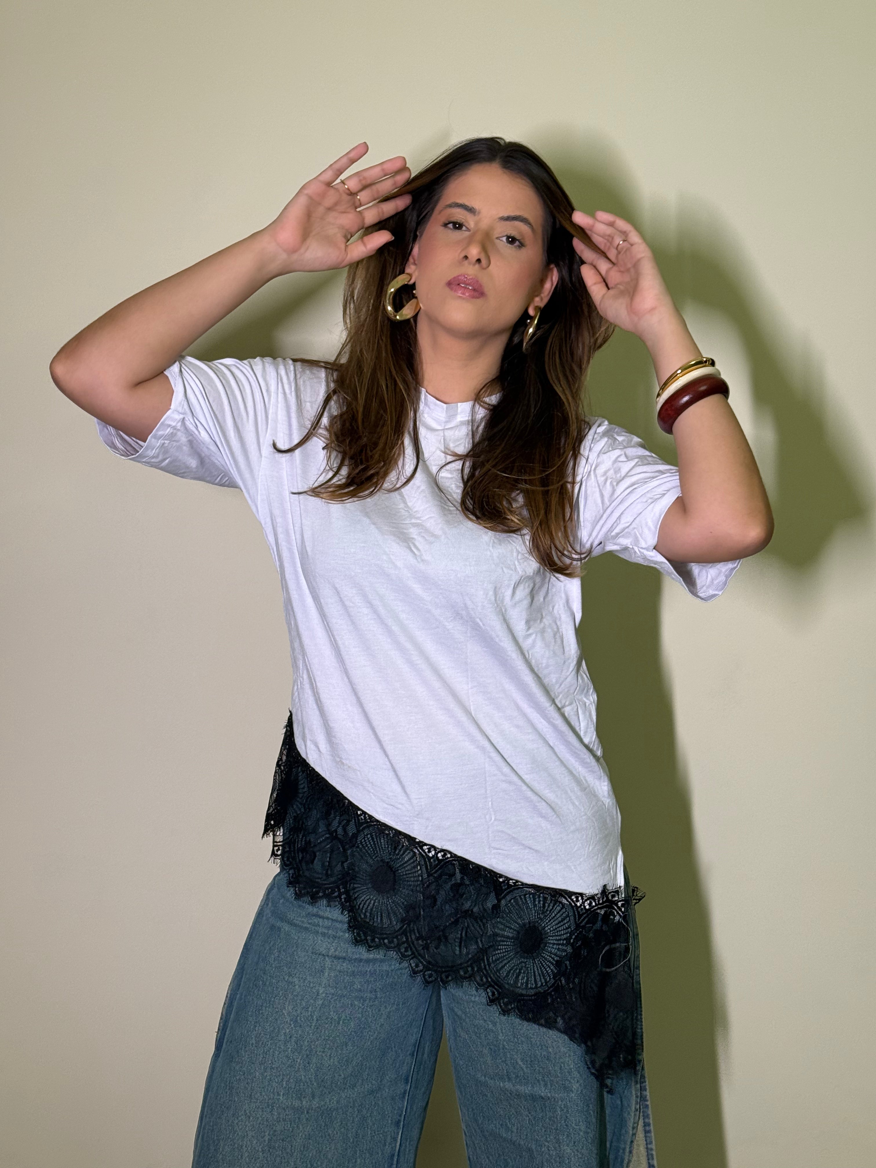 Camiseta Feminina Assimétrica com Renda